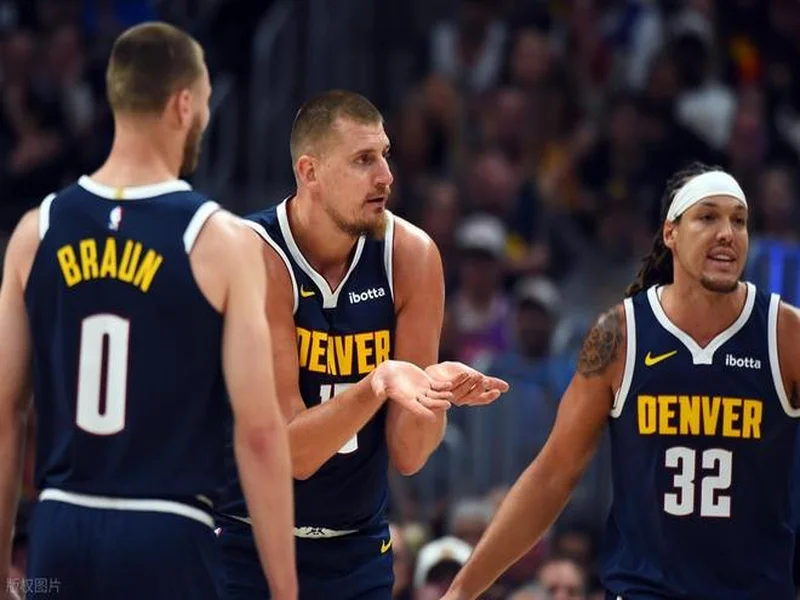 邮报:纽卡球迷在法国遇袭,被马赛球迷投掷催泪瓦斯